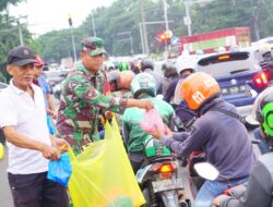 Anggota TNI, POLRI, dan Pemkot Surabaya, Bagikan Takjil Swadaya Warga RW15 Medokan Ayu Rungkut Surabaya