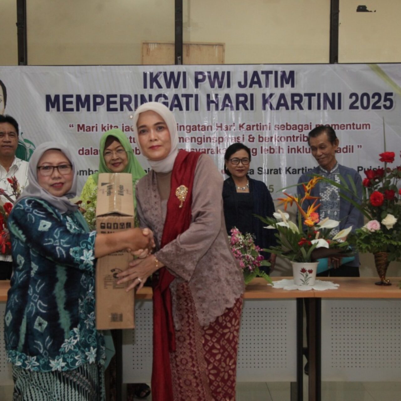 Peringatan Hari Kartini 2025, IKWI Jatim Gelar Lomba Merangkai Bunga Kebun, Pembacaan Surat Kartini dan Puisi