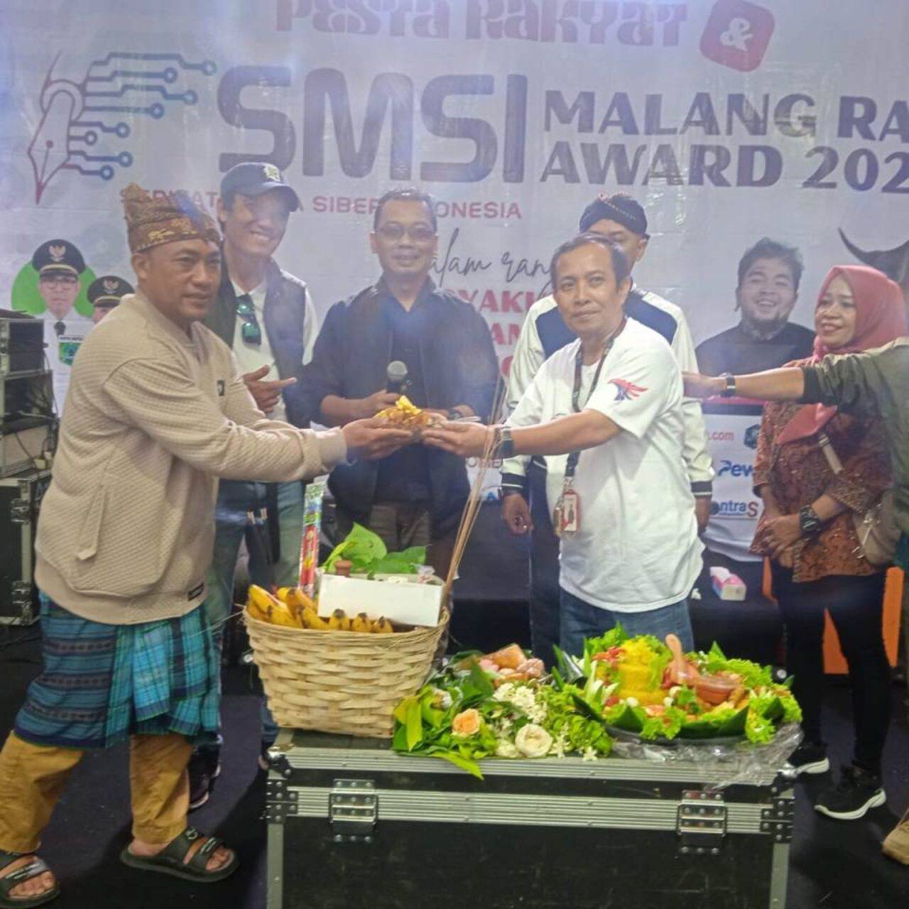 Melestarikan Budaya Mewarisi Tradisi, Event Pesta Rakyat SMSI Malang Raya Dibuka dengan Doa dan Tumpengan