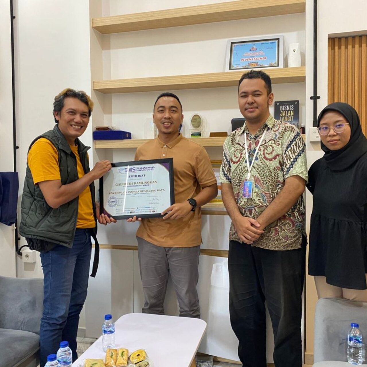Owner Reven Leather Galih Tri Pamungkas Terima  SMSI Malang Raya Award 2025, Dorong Semangat Wirausaha Muda Desa