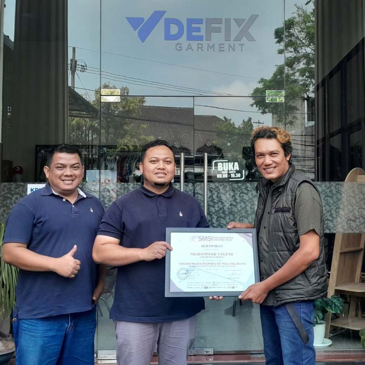 Jadi Bukti Karya Arek Malang Bisa Tembus Pasar Global, CEO Defix Garment Terima SMSI Malang Raya Award 2025