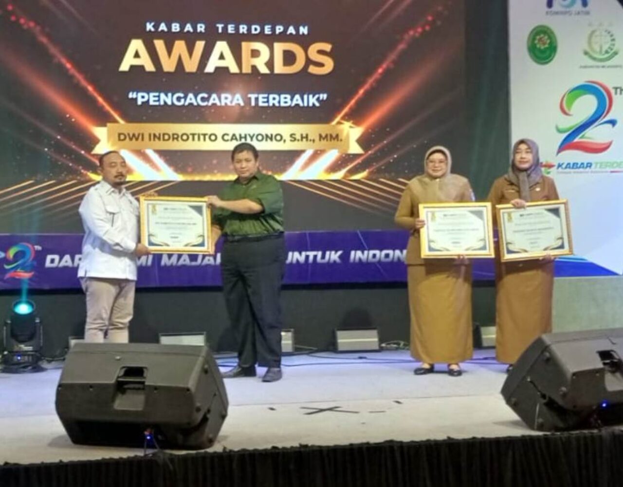 Sam Tito Kembali Terima Penghargaan Nominasi Profesi Pengacara Terbaik