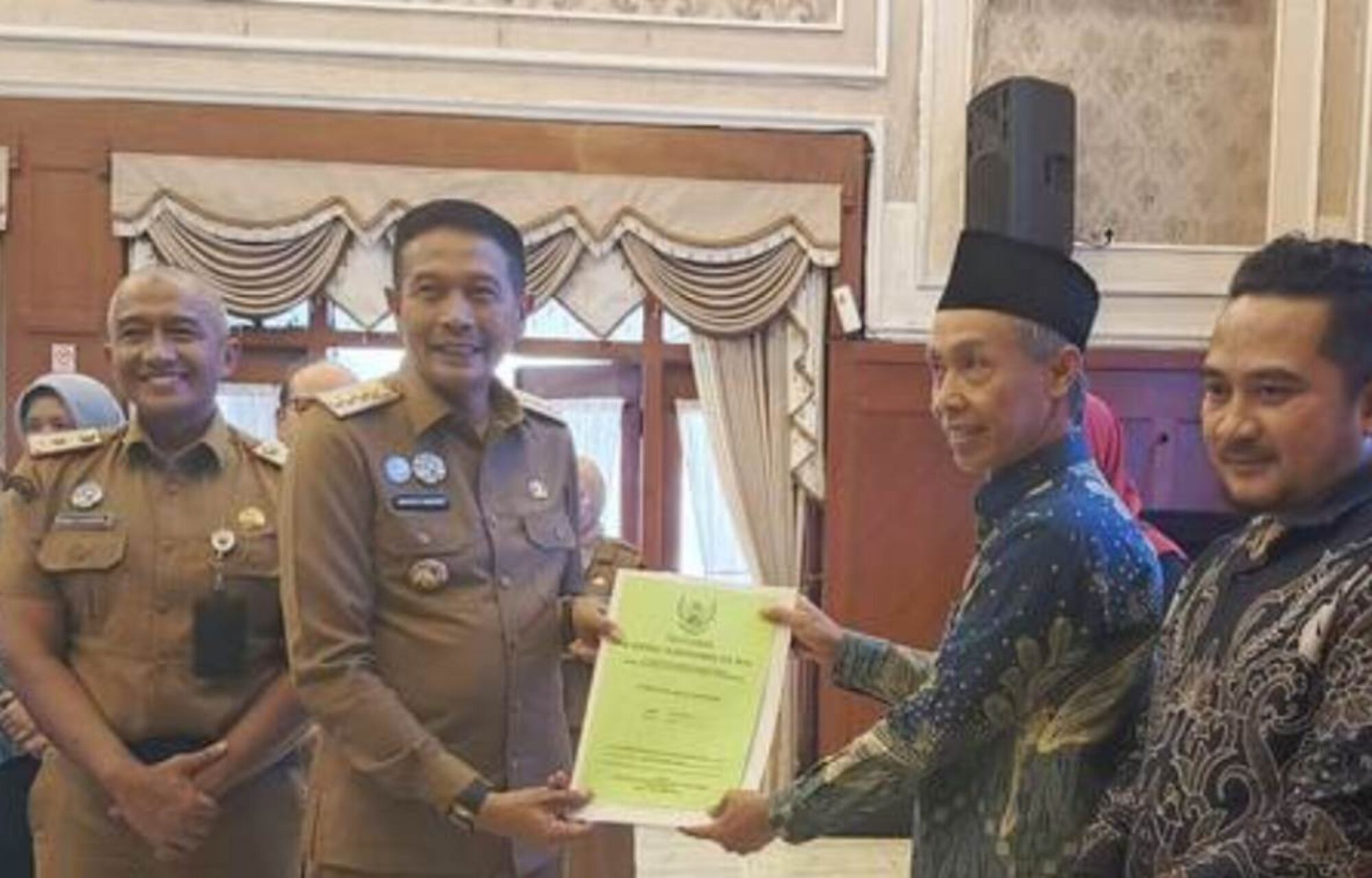 Wali Kota Wahyu Hidayat serahkan 57 Surat Keputusan (SK), Pendirian Koperasi Merah Putih