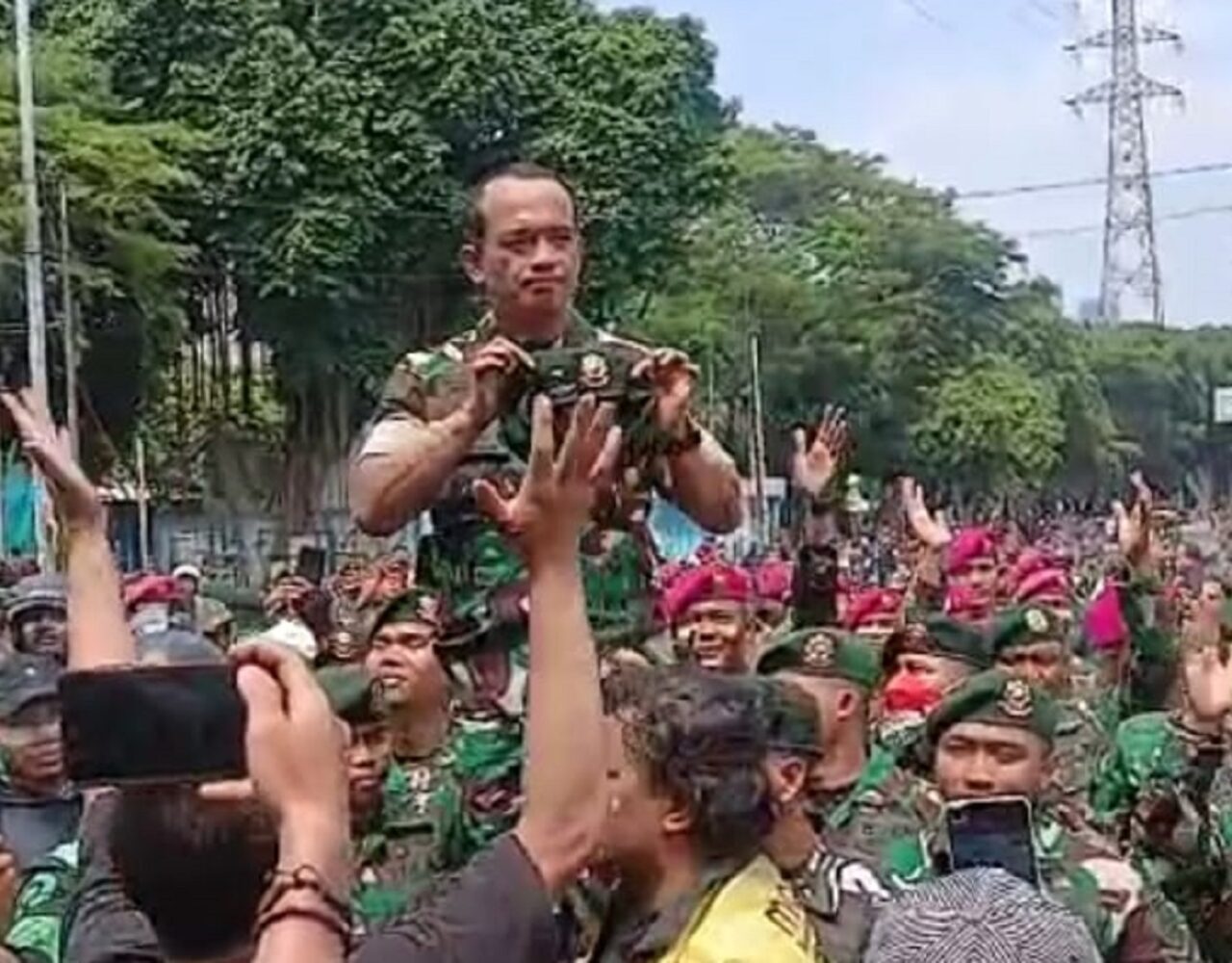 Asintel Kaskostrad Mendapat Ucapan “Terima Kasih Bapak TNI”, Saat Temui Pengunjuk Rasa di Depan Mako Brimob Kwitang