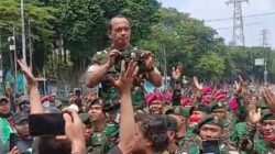 Asintel Kaskostrad Mendapat Ucapan “Terima Kasih Bapak TNI”, Saat Temui Pengunjuk Rasa di Depan Mako Brimob Kwitang