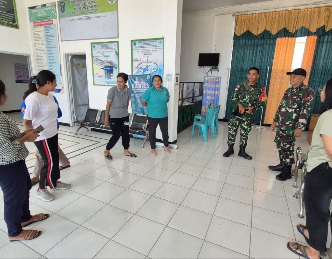 Pererat Hubungan dan Dukung Layanan Kesehatan, Prajurit Satgas Pamtas Kunjungi Puskesmas Napan