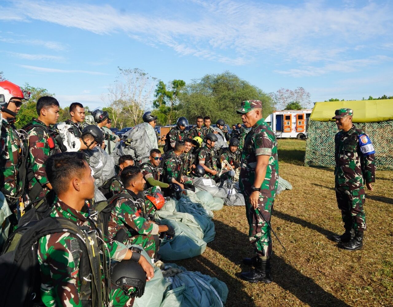 Pangdivif 2 Kostrad Tinjau Latihan Terjun Payung Brigif 18/Trisula di Grati