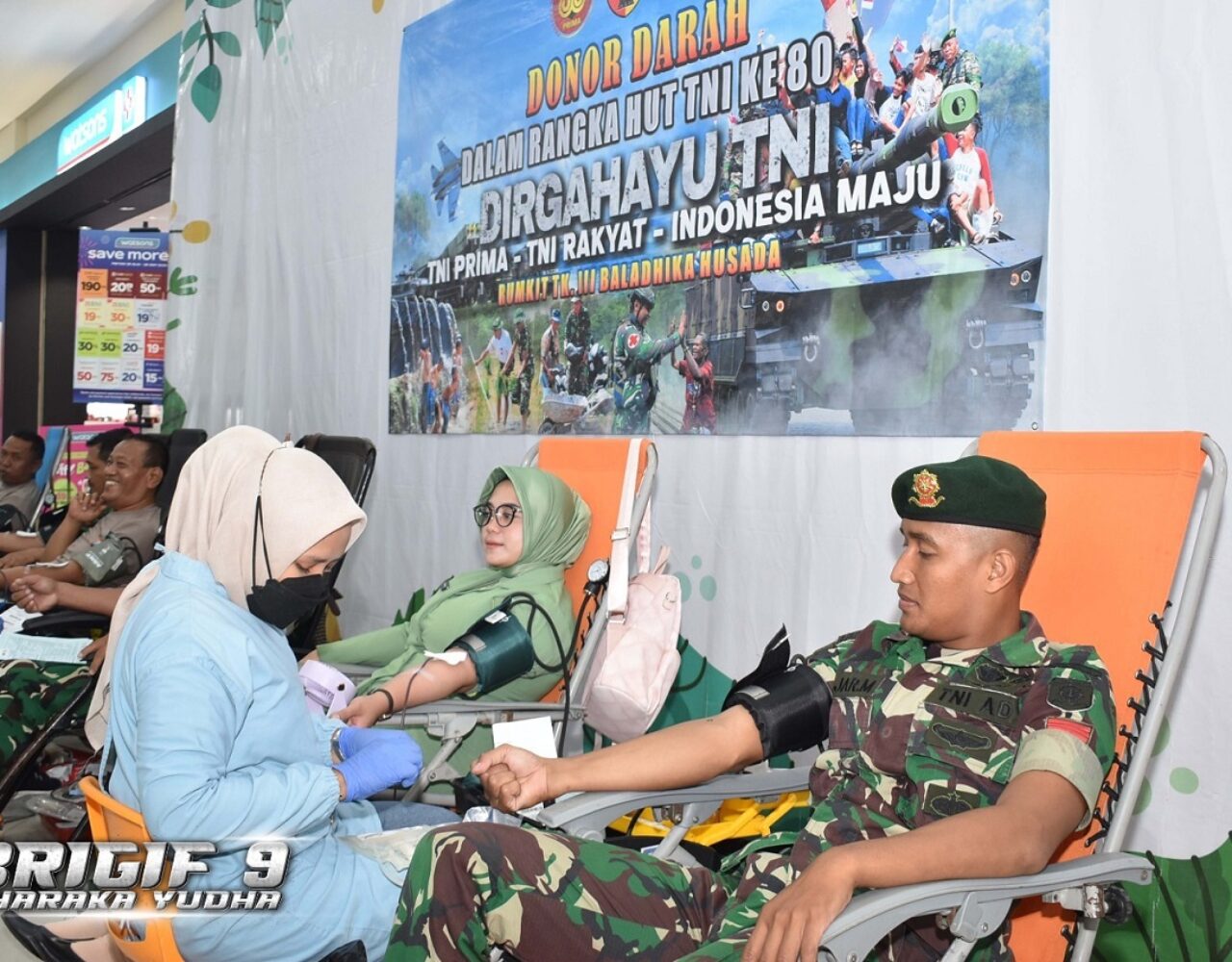 Tunjukan Kepedulian Dalam Rangka HUT ke-80 TNI, 50 Orang Prajurit dan Persit Brigif 9 Kostrad Melaksanakan Donor Darah