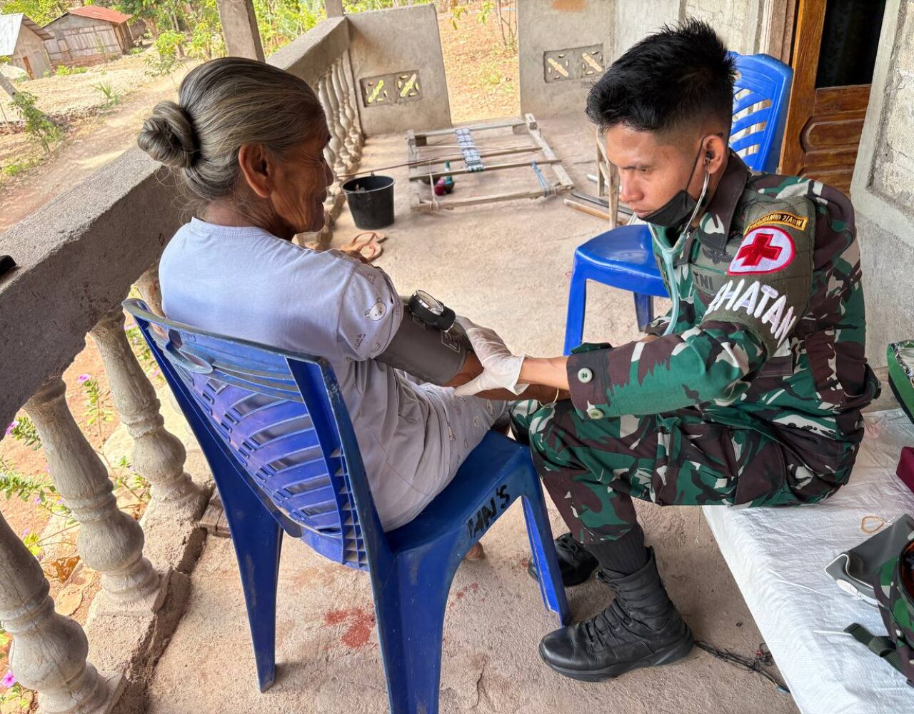 Sapa Sehat TNI di Perbatasan, Satgas Pamtas Yonarhanud 2 Kostrad Adakan Pengobatan Gratis