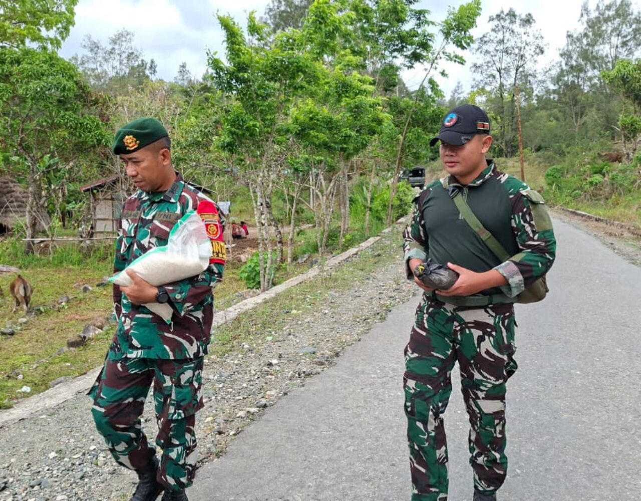 TNI Berbagi di Tapal Batas, Satgas Pamtas Yonarhanud 2 Kostrad Gelar Jumat Berkah Bagi Warga Perbatasan