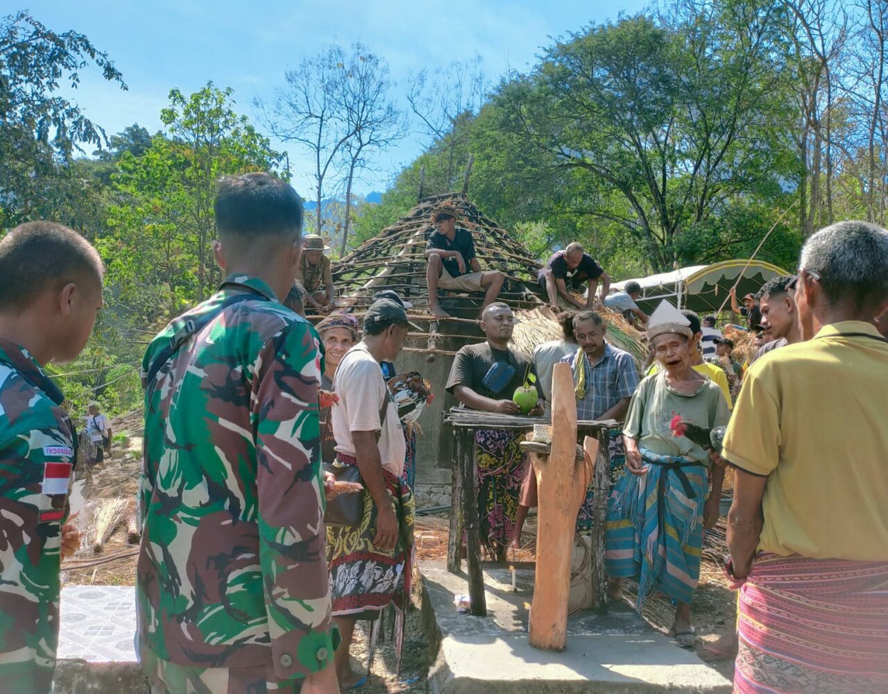 Rajut Ilalang Satukan Perbatasan, Satgas Pamtas RI-RDTL Sektor Barat Pos Manamas Bangun Rumah Adat