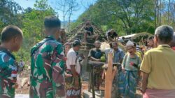 Rajut Ilalang Satukan Perbatasan, Satgas Pamtas RI-RDTL Sektor Barat Pos Manamas Bangun Rumah Adat