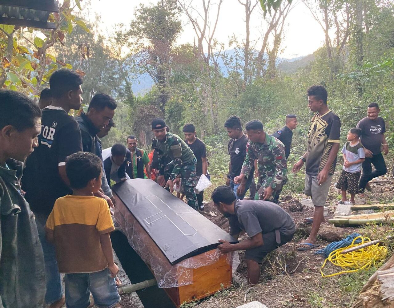 Satgas Pamtas Yonarhanud 2 Kostrad Bantu Prosesi Pemakaman Warga di Desa Nilulat