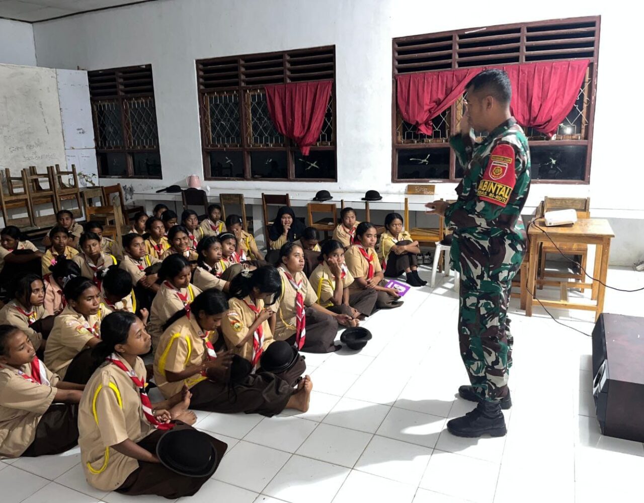 Tanamkan Jiwa Bela Negara, Satgas Pamtas Yonarhanud 2 Kostrad Berikan Pembekalan di Perkemahan SMA Mutis