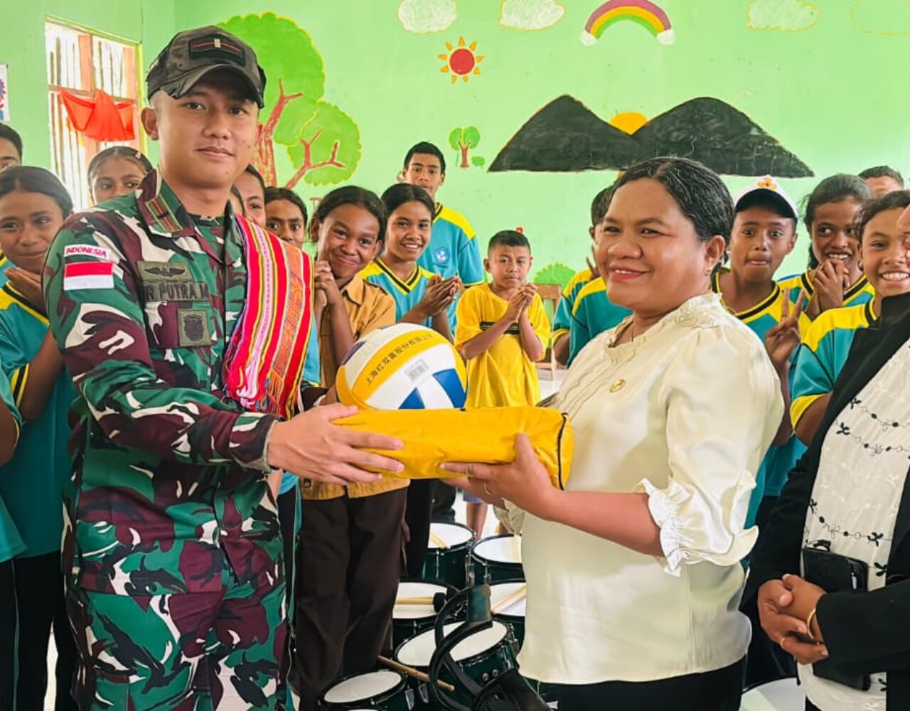 Tanamkan Disiplin dan Keterampilan, Satgas Pamtas Yonarhanud 2 Kostrad Ajarkan Drumband di SMPN Bestaumuti