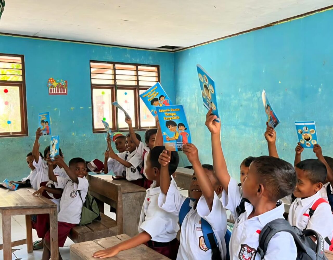 Wujud Peduli Pendidikan, Pos Fohululik Satgas Pamtas Yonarmed 12 Kostrad Beri Buku Tulis dan Wawasan Kebangsaan