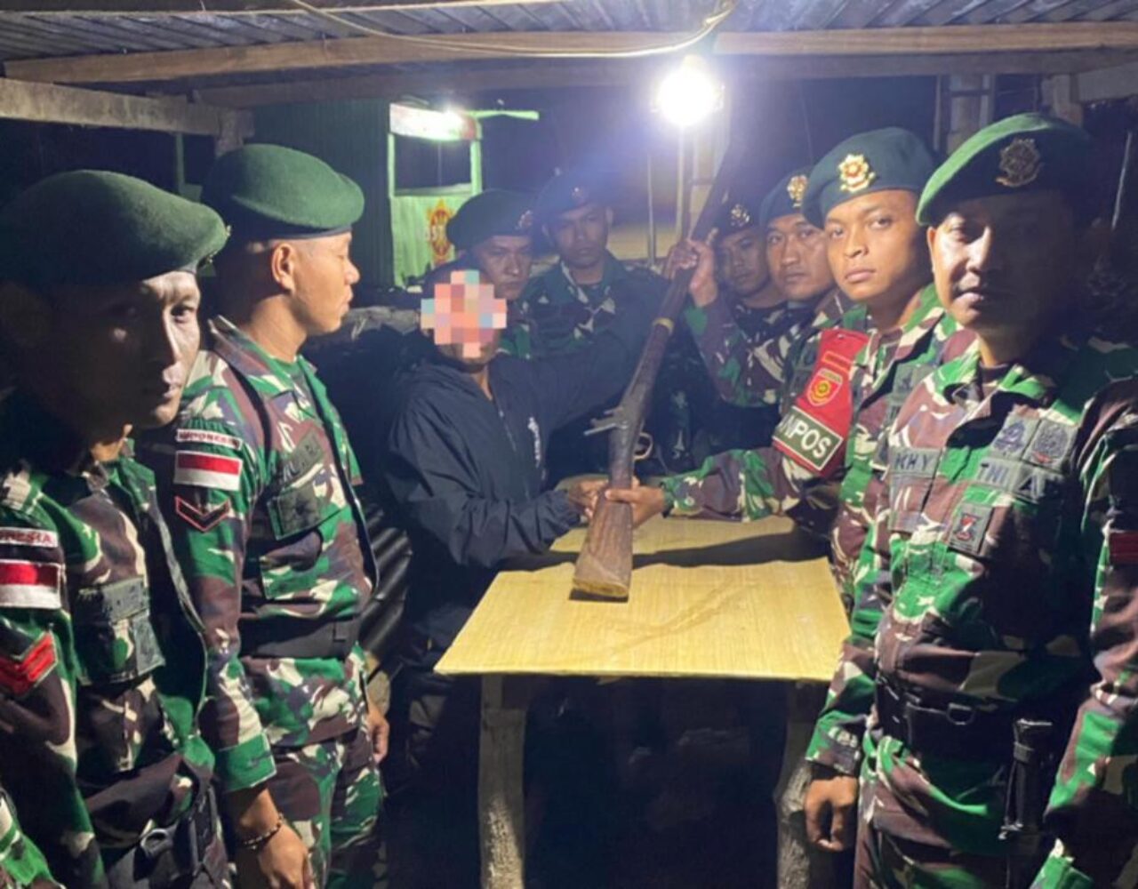 Warga Serahkan Senjata Springfield ke Pos Kewar, Bukti Kepercayaan pada Satgas Pamtas Yonarmed 12 Kostrad