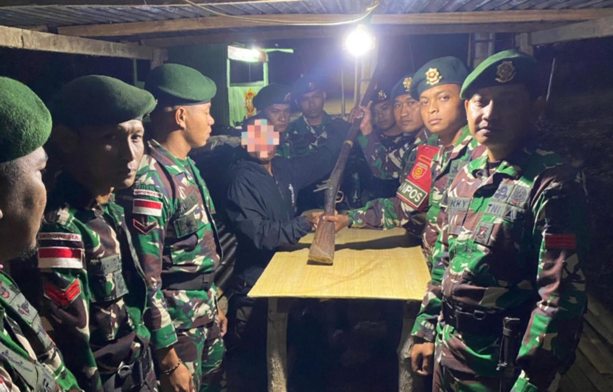 Warga Serahkan Senjata Springfield ke Pos Kewar, Bukti Kepercayaan pada Satgas Pamtas Yonarmed 12 Kostrad