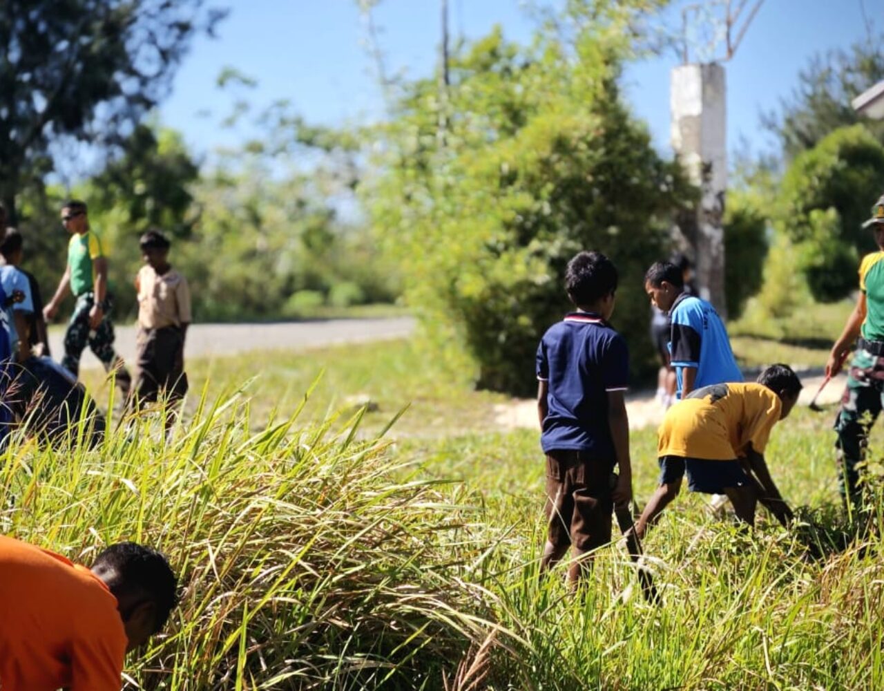 Tumbuhkan Semangat Kepedulian, Pos Fohuk Ajak Pelajar Piebulak Karya Bakti Bersama