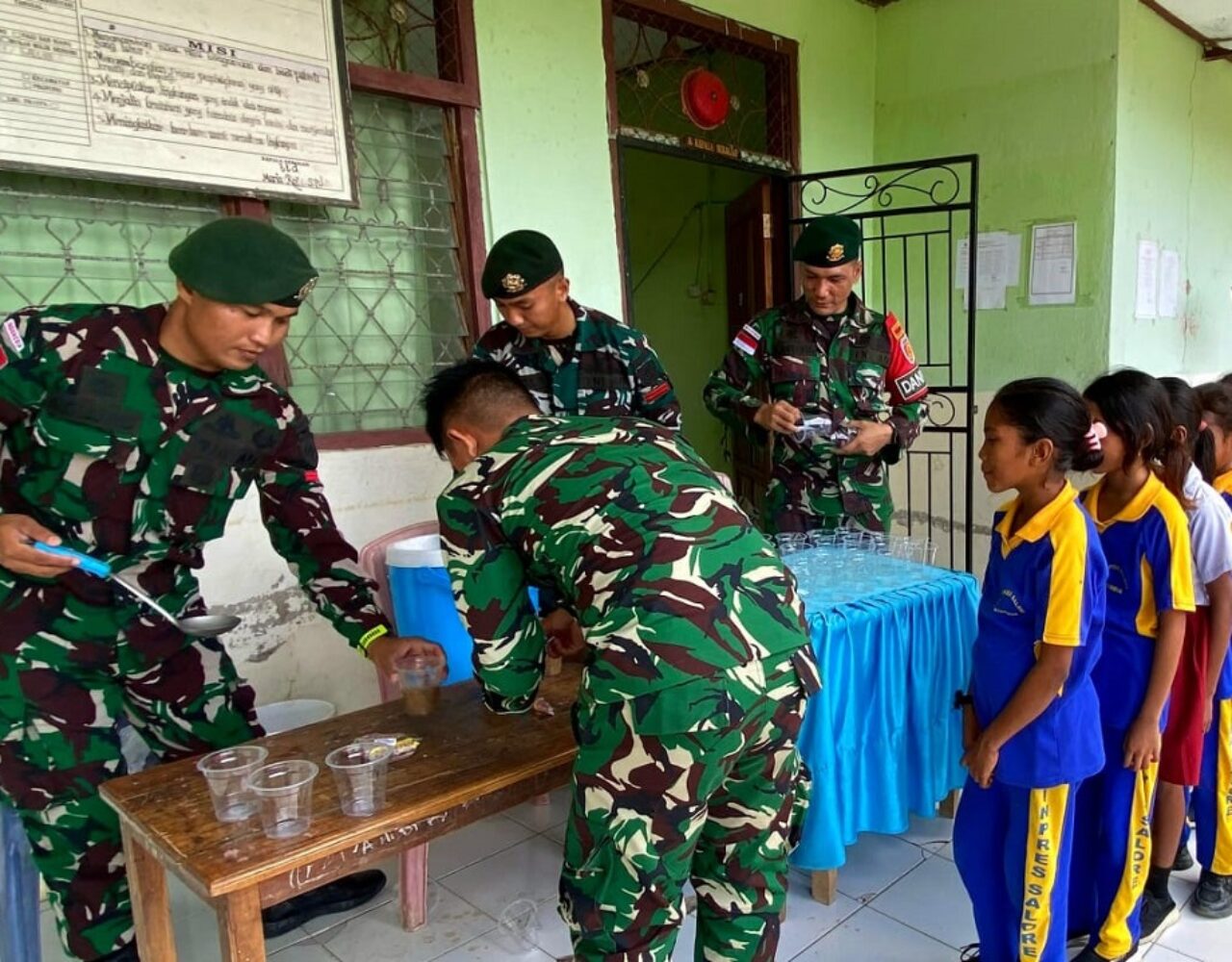 Cinta Tanah Air Dimulai dari Senyum Anak Sekolah, Pos Salore Berbagi Bubur Kacang Ijo di SDN 1 Salore