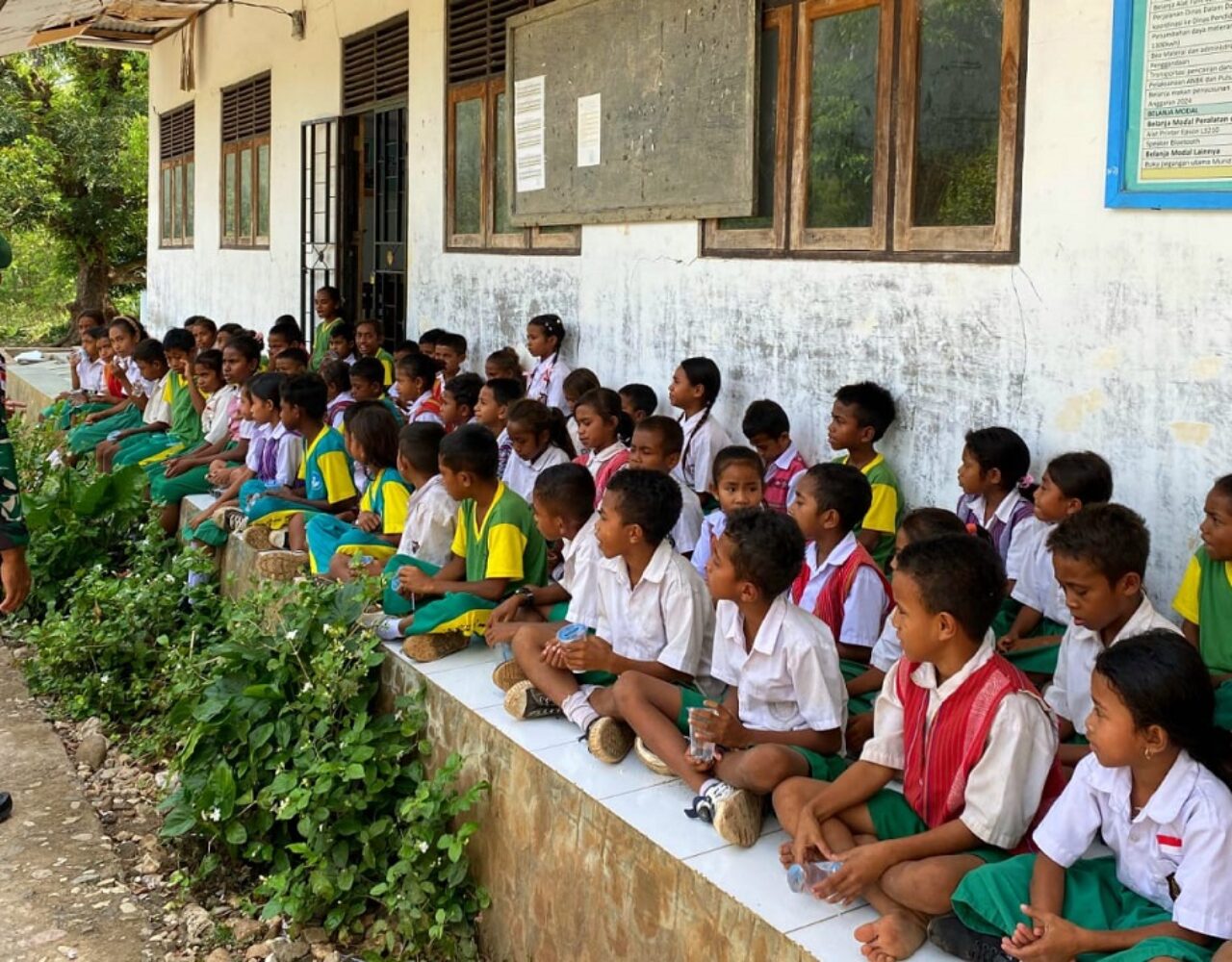 Pos Maubusa Berbagi di Tapal Batas, Wujud Kepedulian Satgas Pamtas Yonarmed 12 Kostrad untuk Anak Perbatasan