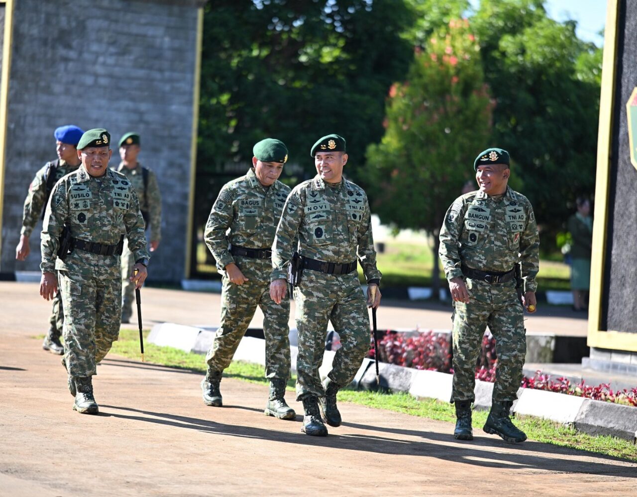 Panglima Divif 2 Kostrad Menghadiri Upacara Sertijab Pangdivif 3 Kostrad di Makassar