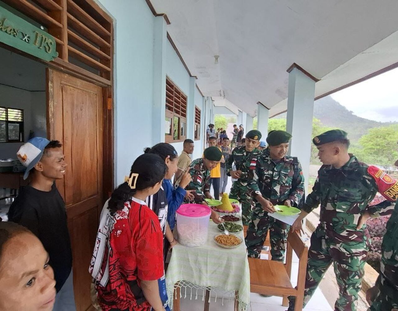 Kejutan Istimewa, Satgas Pamtas Yonarhanud 2 Kostrad Rayakan Hari Guru Nasional