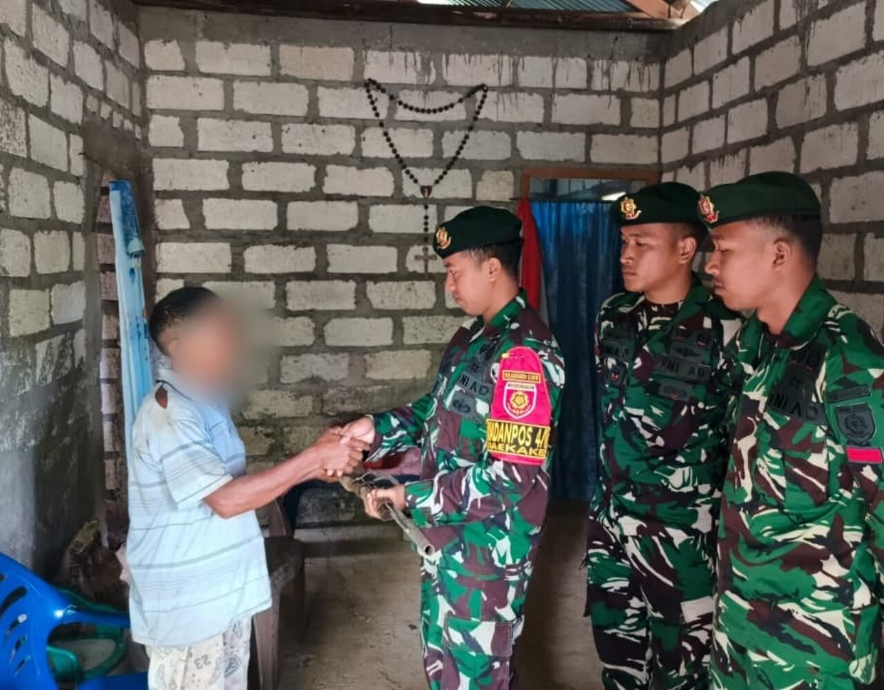 Wujud Kepercayaan Warga, Satgas Pamtas Yonarhanud 2 Kostrad Terima Satu Pucuk Senjata Api Rakitan