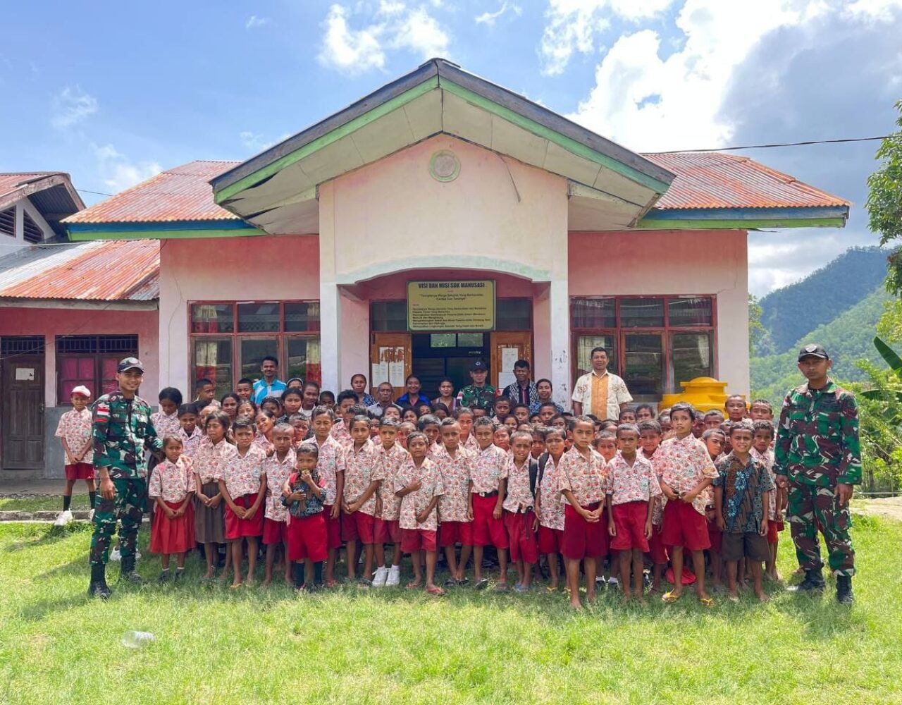 Satgas Pamtas Yonarhanud 2 Kostrad SSK II Berikan Kejutan Spesial di Hari Guru Nasional