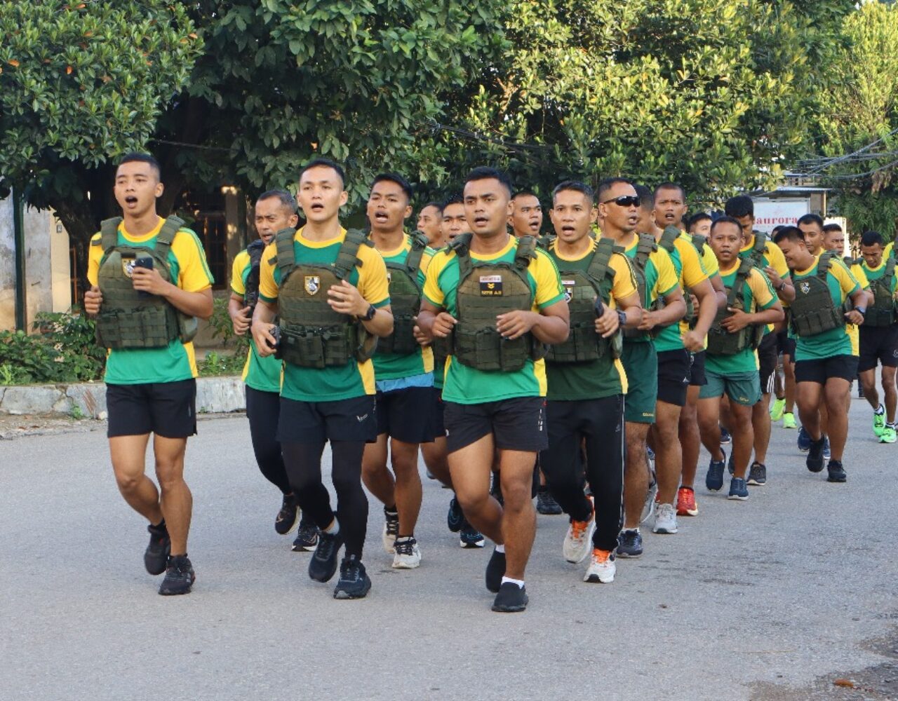 Satgas Pamtas RI–RDTL Makosatgas Gelar Lari Pagi 5 Km dengan Bodyvest di Alun-Alun Atambua