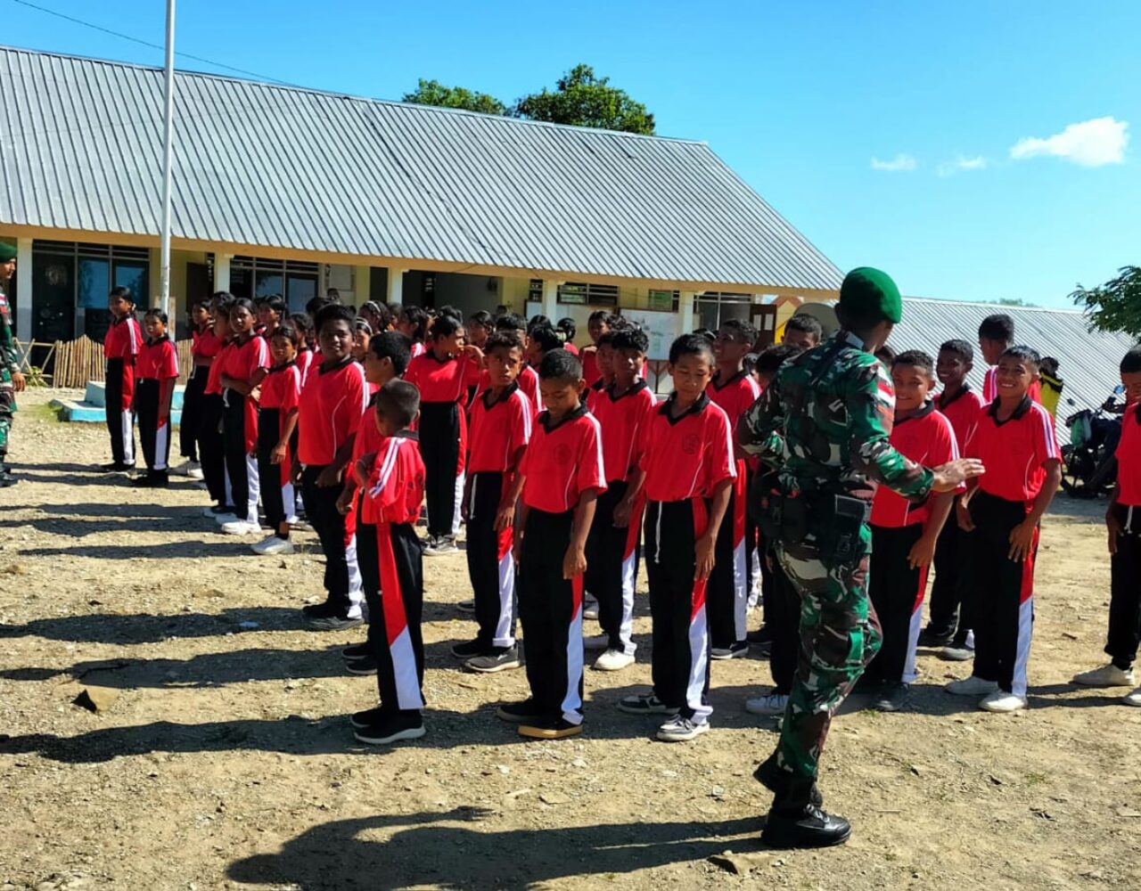Satgas Pamtas Pos Ailala Latih Baris-Berbaris Siswa SMPN Kota Biru di Perbatasan