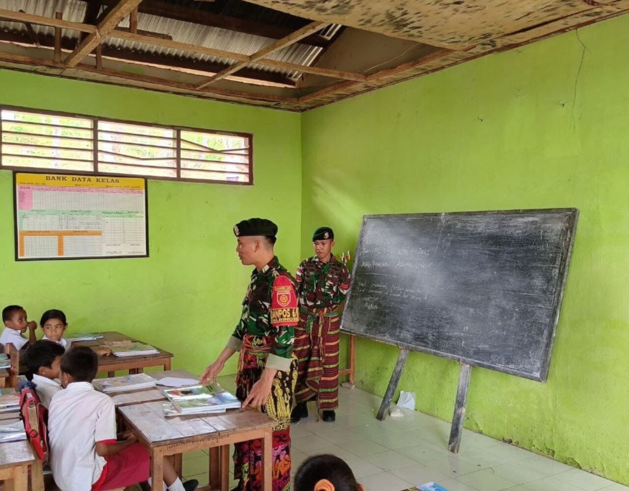 Tumbuhkan Semangat Kepahlawanan, Satgas Pamtas Yonarhanud 2 Kostrad Menjadi Tenaga Pendidik dan Bagikan Buku Rohani