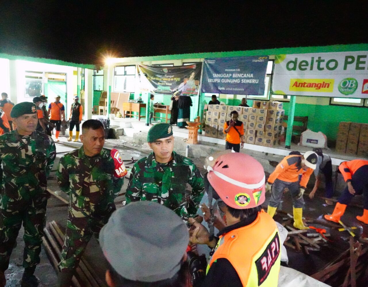 Prajurit Divif 2 Kostrad Terobos Zona Merah Erupsi Semeru