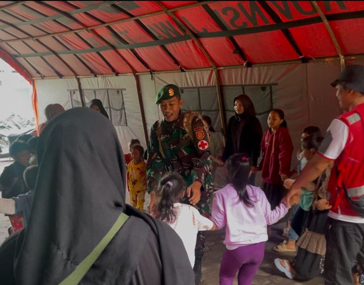 Terpantau prajurit TNI dan Relawan Memberikan Trauma Healing untuk Masyarakat