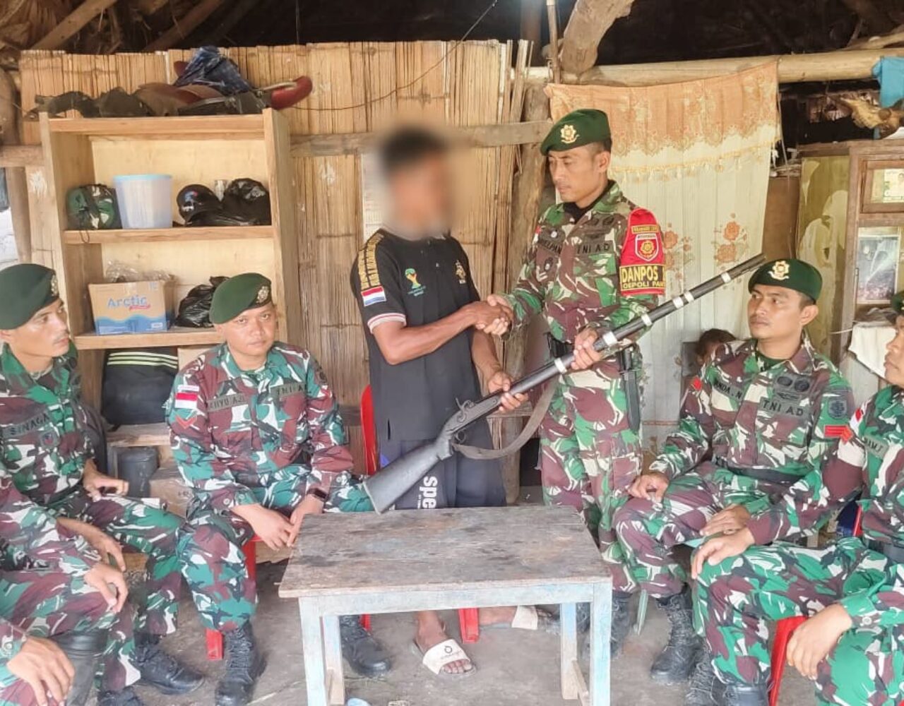 Terima 4 Pucuk Senjata, Satgas Pamtas Yonarhanud 2 Kostrad Berhasil Wujudkan Kepercayaan Masyarakat