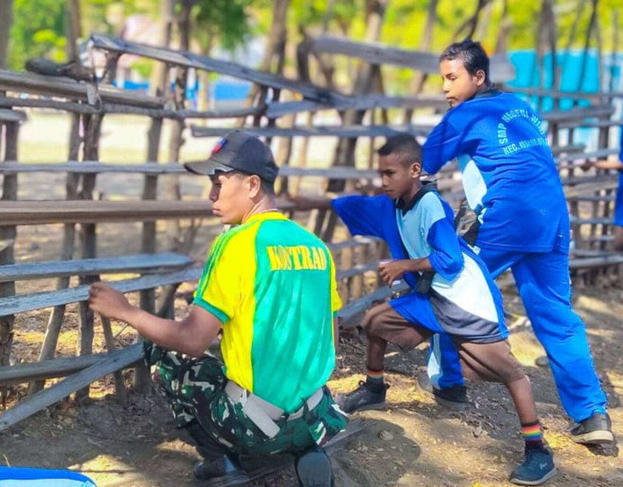 Kokohkan Pendidikan, Satgas Pamtas Yonarhanud 2 Kostrad Adakan Karya Bakti Renovasi SMP Wini