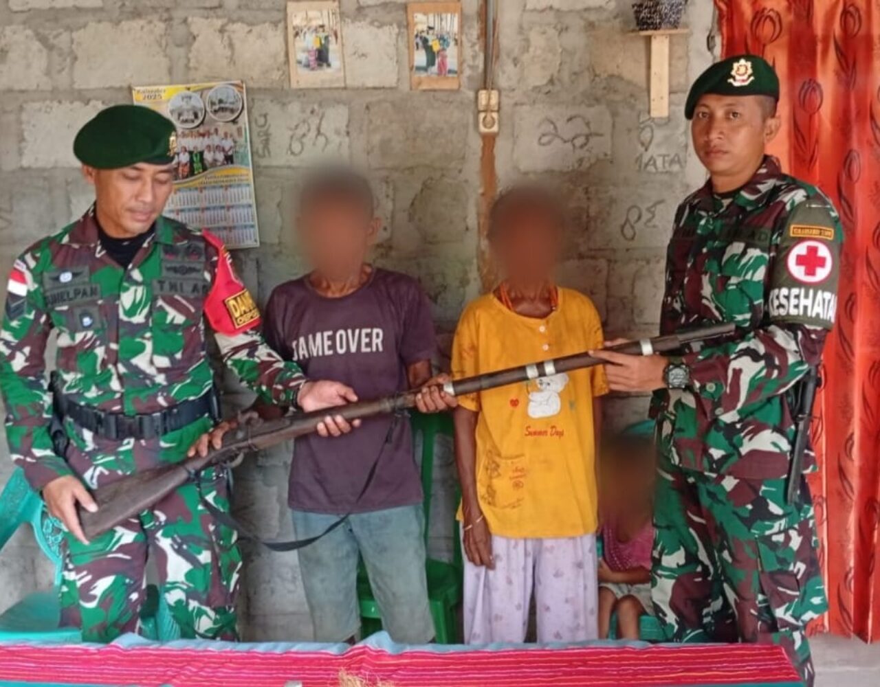 Wujud Kepercayaan Warga Perbatasan, Satgas Pamtas Yonarhanud 2 Kostrad Terima Penyerahan Senjata Api Springfield