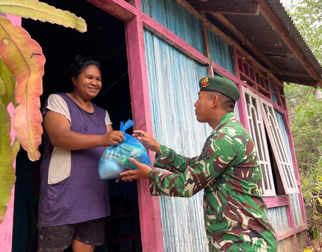 Wujud Kepedulian Satgas, Sembako Dibagikan untuk Masyarakat Sekitar Umanen