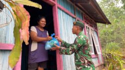 Wujud Kepedulian Satgas, Sembako Dibagikan untuk Masyarakat Sekitar Umanen