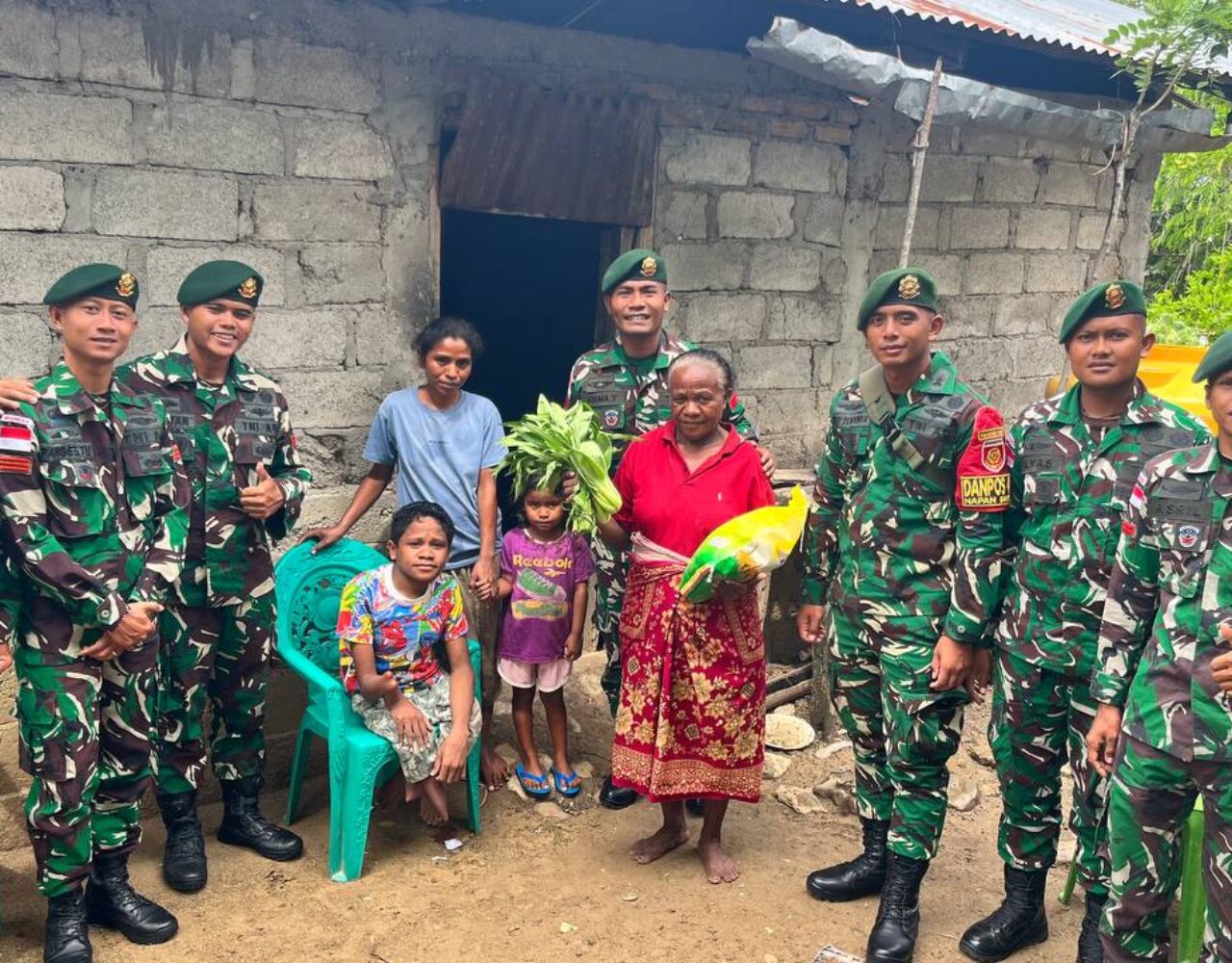 Panen Ketahanan Pangan, Satgas Pamtas Yonarhanud 2 Kostrad Bagikan Sayuran ke Warga Perbatasan