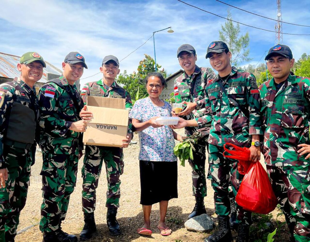 Berbagi di Perbatasan, Satgas Yonarhanud 2 Kostrad Tebar Senyuman Lewat Jumat Berkah