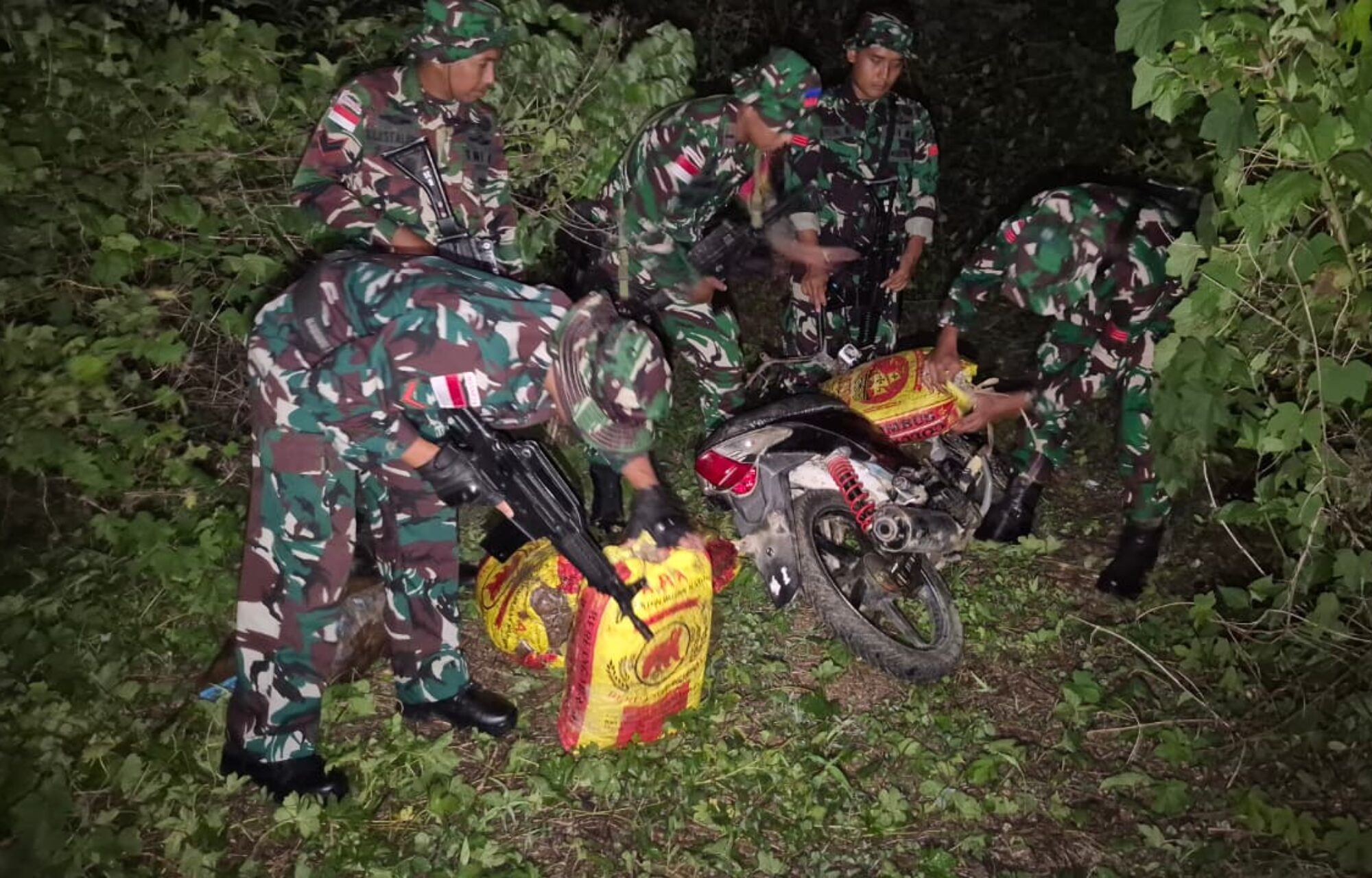 Amankan Tapal Batas, Satgas Pamtas Yonarhanud 2 Kostrad Gagalkan Penyeludupan Hasil Bumi dan Sepeda Motor