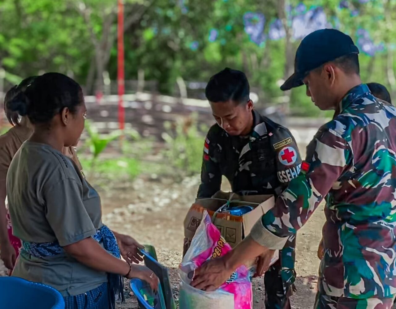 Wini Berbagi, Satgas Pamtas Yonarhanud 2 Kostrad Gelar Pembagian Sembako dan Bubur Kacang Hijau 