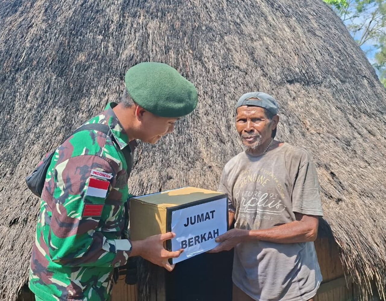 Tingkatkan Kesejahteraan, Satgas Pamtas Yonarhanud 2 Kostrad Adakan Jumat Berkah Membagi Sembako di Desa Eban