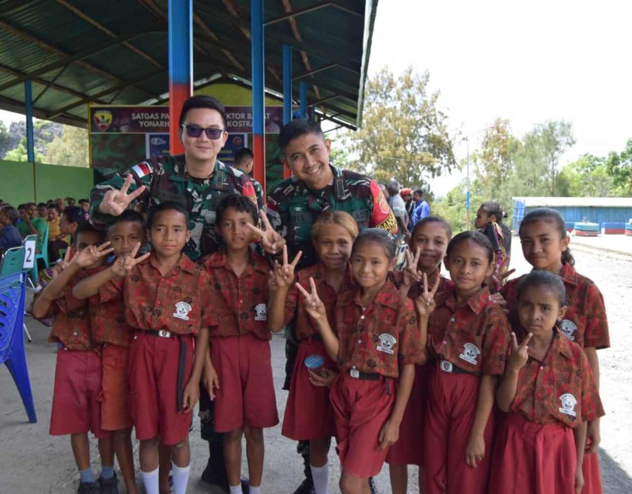 Satgas Pamtas Yonarhanud 2 Kostrad Adakan Pemeriksaan Mata dan Pembagian 500 Kacamata Gratis