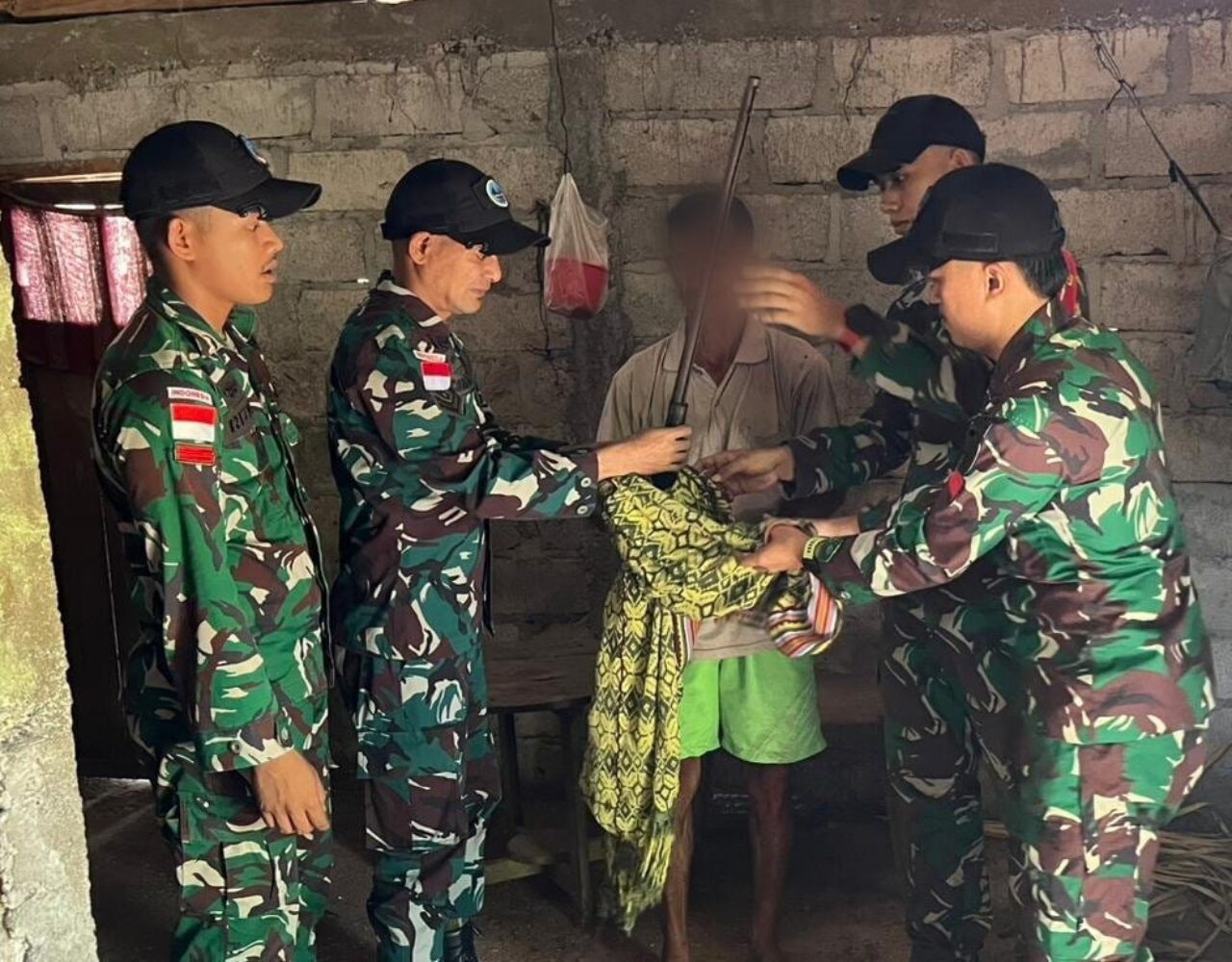 Satgas Pamtas Yonarhanud 2 Kostrad Terima Penyerahan 1 Pucuk Senjata Api dari Warga