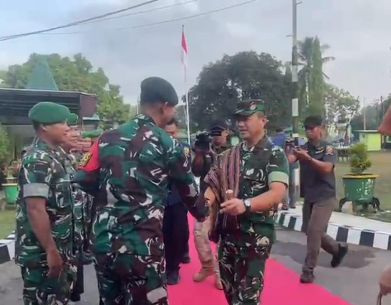 Dansatgas Pamtas Yonarhanud 2 Kostrad Sambut Kunjungan Pangdam IX/Udy di Kolakops Pratugas Brigif 21/Komodo