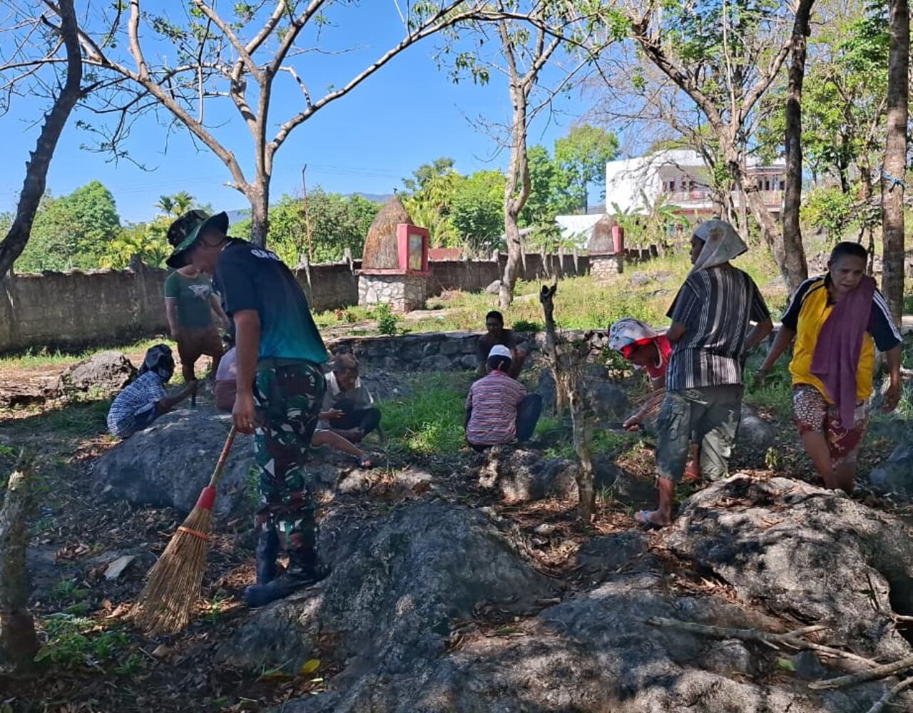 Wujud Kebersamaan, Satgas Pamtas Yonarhanud 2 Kostrad Adakan Karya Bakti di Goa Maria Eban