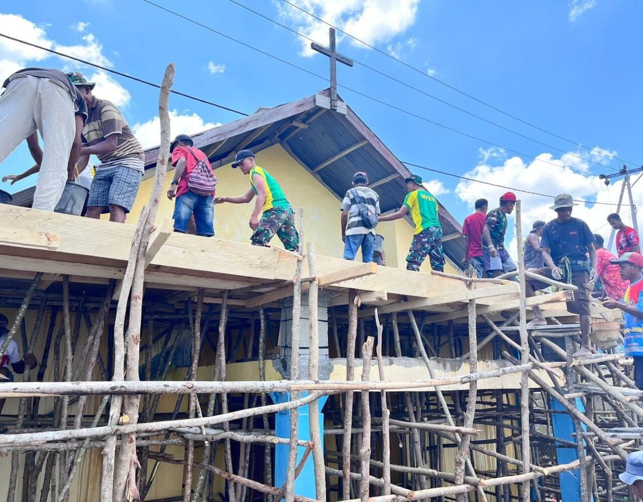 Kebersamaan di Perbatasan, Satgas Pamtas Yonarhanud 2 Kostrad Adakan Gotong Royong di Gereja Kapela Haumeniana