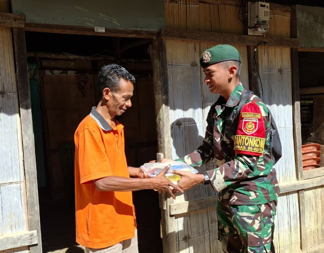 Tebar Keberkahan, Satgas Pamtas Yonarhanud 2 Kostrad Adakan Jumat Berkah Bagikan Bantuan Sembako Bagi Warga